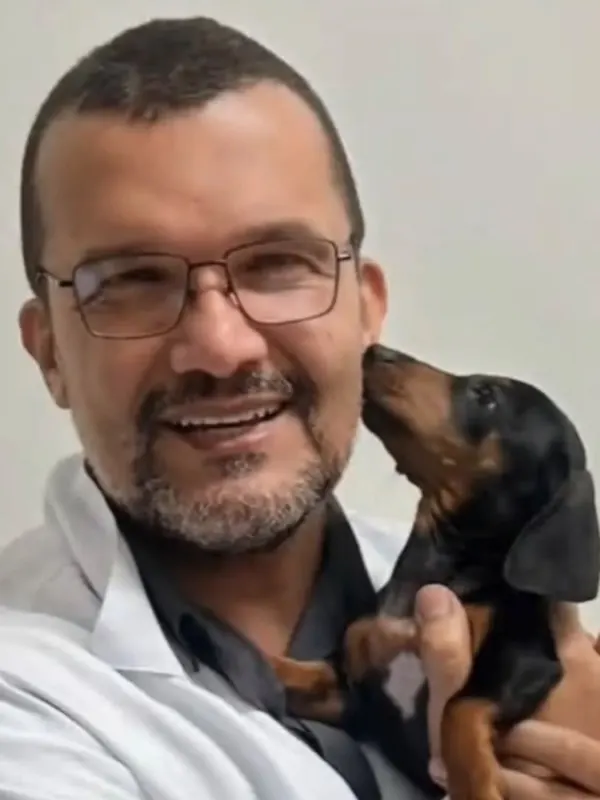 Dr. Ozório com um filhote de dachshund