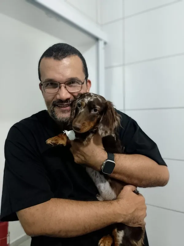 Dr. Ozório com um dachshund adulto