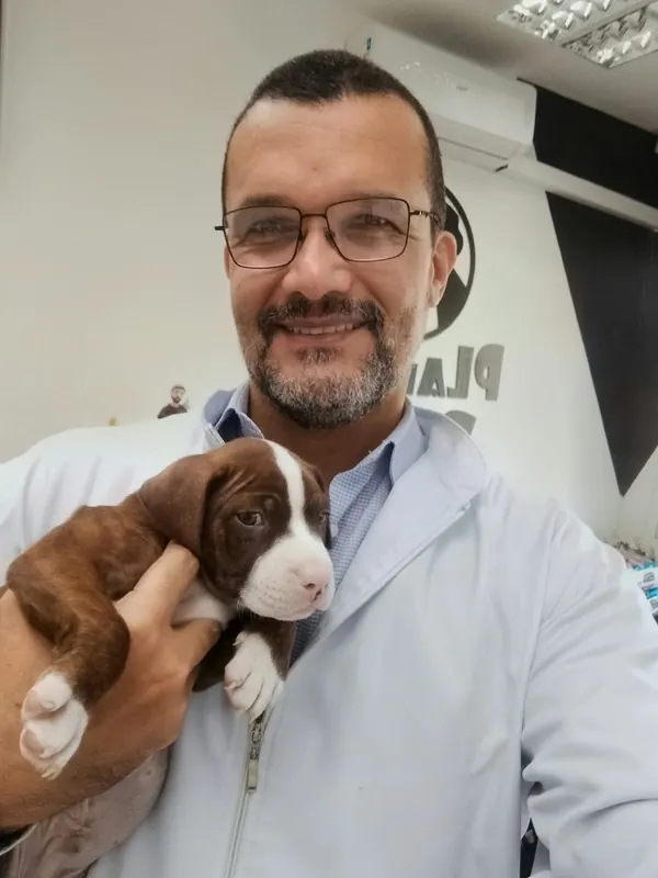 Dr. Ozório com um filhote no colo