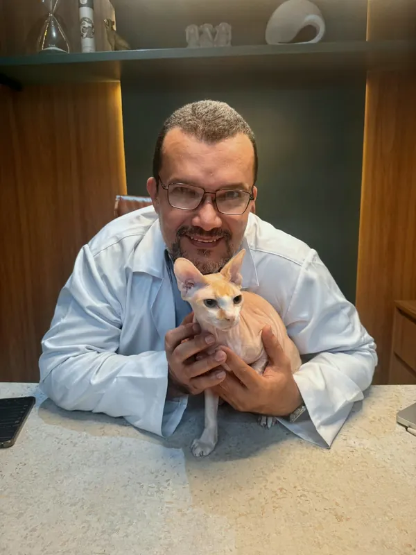 Dr. Ozório com um gato de pelo curto