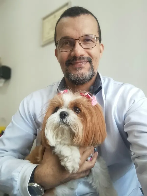 Dr. Ozório com uma shih tzu de laço